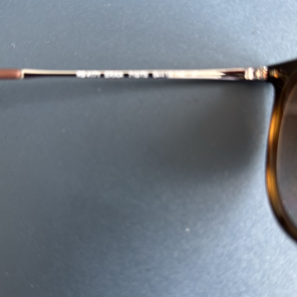 Ray-Ban Classic tortoise Sunglasses - Picture 7 of 8